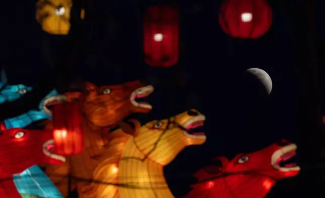 月全食前夕，月亮在北京馬形燈籠附近可見。攝於2026年3月3日（星期二）。(美聯社圖片/Ng Han Guan) AP圖片