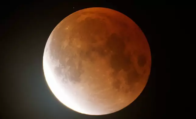 2026年3月3日（星期二）清晨，在愛達荷州（Idaho）莫斯科（Moscow）附近，月食期間，完整的「蟲月」開始從全食中顯現，發出橙色光芒。(美聯社圖片/Ted S. Warren) AP圖片