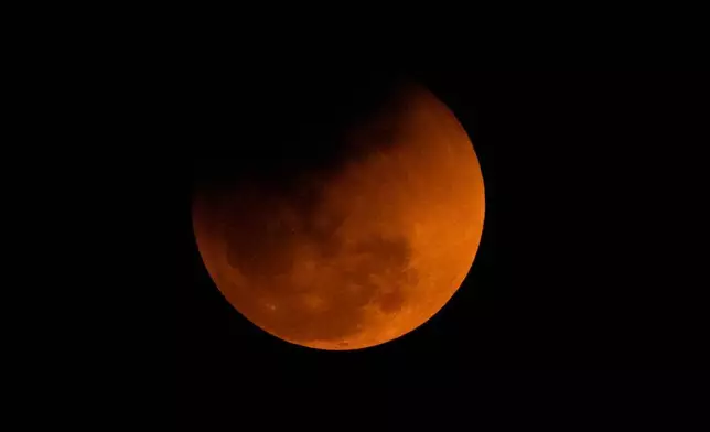 月全食後不久，血月在印度古瓦哈提可見。攝於2026年3月3日（星期二）。(美聯社圖片/Anupam Nath) AP圖片