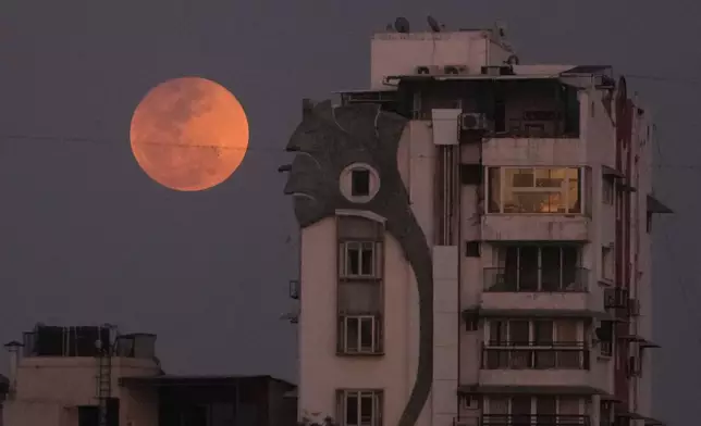 血月在印度艾哈邁達巴德升起。攝於2026年3月3日（星期二）。(美聯社圖片/Ajit Solanki) AP圖片