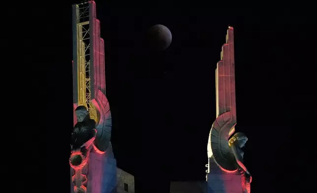 月全食透過菲律賓奎松市奎松紀念碑（Quezon Memorial Shrine）的雕像可見。攝於2026年3月3日（星期二）。(美聯社圖片/Aaron Favila) AP圖片