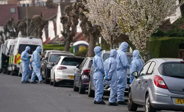 2026年3月23日周一，倫敦高德斯格林區，屬於猶太救護服務機構「西北哈佐拉」（Hatzola Northwest）的四輛救護車遭縱火襲擊後，鑑證人員準備調查現場。(美聯社圖片/Alberto Pezzali) AP圖片