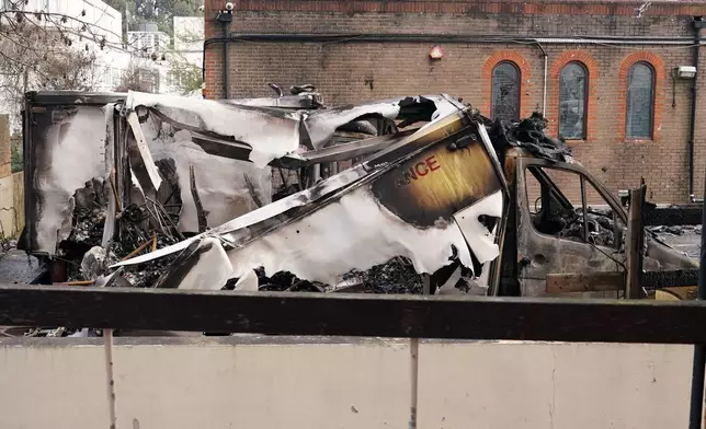 2026年3月23日周一，倫敦高德斯格林區一個停車場內，屬於猶太救護服務機構「西北哈佐拉」（Hatzola Northwest）的四輛救護車疑遭縱火襲擊後被燒毀。(美聯社圖片/Alberto Pezzali) AP圖片