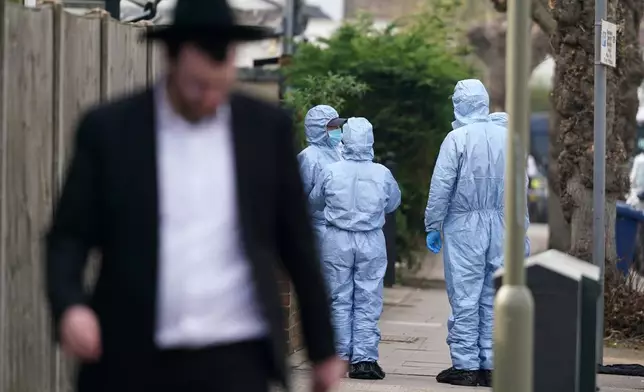 法證專家準備在倫敦戈爾德斯格林（Golders Green）調查現場。該區於2026年3月23日周一發生縱火襲擊，四輛屬於猶太救護服務組織西北哈佐拉（Hatzola Northwest）的車輛被焚毀。（美聯社圖片/Alberto Pezzali） AP圖片