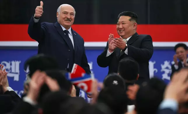 白俄羅斯總統新聞部門發布的圖片顯示，北韓領袖金正恩（右）與白俄羅斯總統盧卡申科於2026年3月26日周四，在北韓平壤會晤期間示意。(美聯社圖片/白俄羅斯總統新聞部門) AP圖片