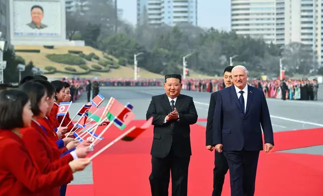 此為白俄羅斯總統新聞處發布的照片，顯示北韓領袖金正恩（中）與白俄羅斯總統盧卡申科（右）於2026年3月25日周三在北韓平壤出席一場官式會面儀式。(白俄羅斯總統新聞處圖片/美聯社) AP圖片