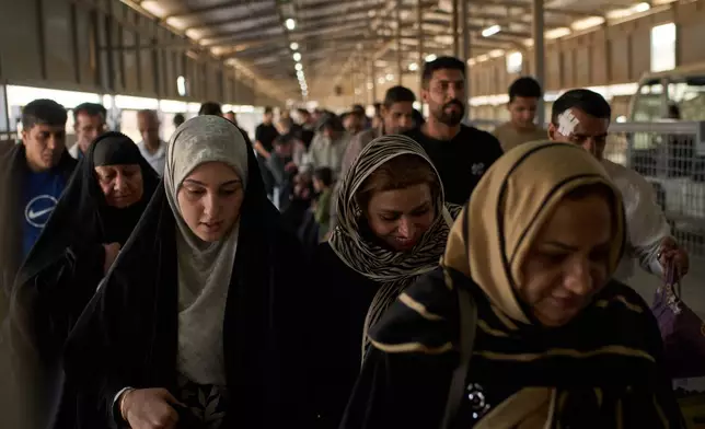 從伊朗入境的人士，在伊拉克巴士拉附近的沙拉姆切邊境口岸，跨越伊拉克與伊朗邊境。攝於2026年3月29日周日。(美聯社圖片/Leo Correa) AP圖片