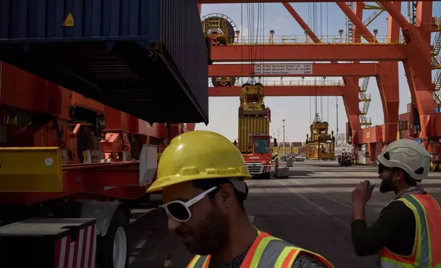 碼頭工人在伊拉克烏姆蓋薩爾市（Umm Qasr）的烏姆蓋薩爾港，將貨櫃卸載到貨車上。烏姆蓋薩爾港是一個深水港。攝於2026年3月27日周五。(美聯社圖片/Leo Correa) AP圖片