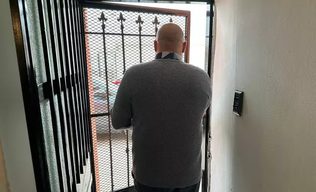 一名50多歲的古巴男子，因擔心遭到報復而要求匿名向美聯社發言。他於去年同意自行遣返，離開德州艾爾帕索的東蒙大拿營拘留中心後，於2026年2月13日周五在墨西哥華雷斯城適應生活。他稱在營內曾懇求獲得治療糖尿病和高血壓的藥物，但從未收到。(美聯社圖片/Morgan Lee) AP圖片