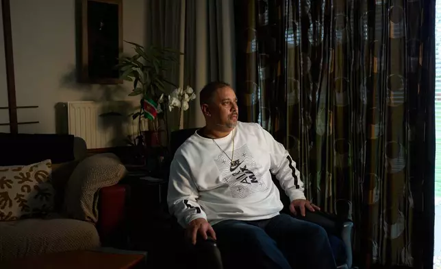 歐文·拉姆辛格（Owen Ramsingh）在被遣返荷蘭前，曾在東蒙大拿營度過數月。他於2026年3月1日周日在荷蘭烏得勒支（Utrecht）的父親家中擺姿勢拍照。(美聯社圖片/Bram Janssen) AP圖片