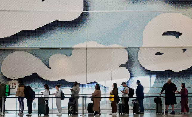 2026年3月30日，周一，旅客在紐約拉瓜迪亞機場排隊等候通過安檢。(美聯社圖片/Seth Wenig) AP圖片