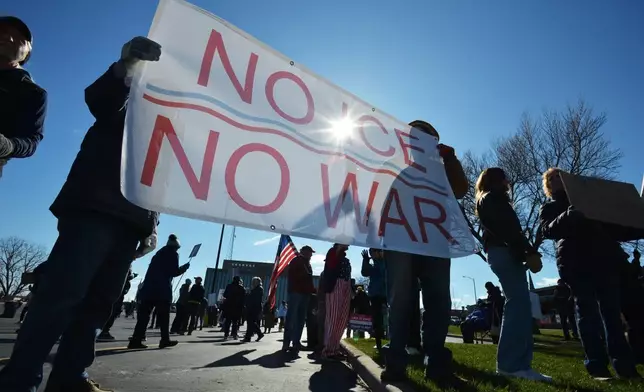 2026年3月28日周六，人群聚集在密歇根州（Michigan）聖約瑟夫（St. Joseph）Berrien County Courthouse外，參與「No Kings」抗議集會。AP圖片