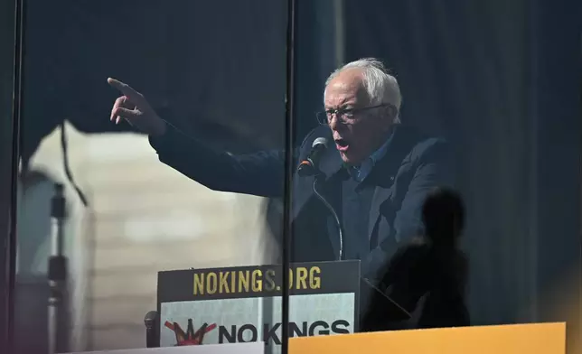 參議員桑德斯（Bernie Sanders）於2026年3月28日周六，在明尼蘇達州聖保羅的「No Kings」抗議活動中發言。AP圖片
