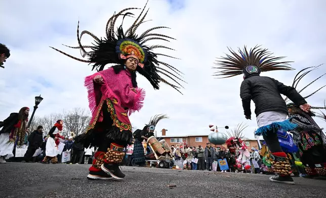 瑪麗安奎羅斯（Maryanne Quiroz），卡普利堯塞諾斯特利（Kalpulli Yaocenoxtli）的首席舞者，於2026年3月28日周六在明尼蘇達州聖保羅的西方公園（Western Park）舉行的「沒有國王」示威活動中表演。(美聯社圖片/Tom Baker) AP圖片