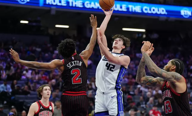 帝王隊中鋒雷諾（Maxime Raynaud）（42號）於公牛隊後衛塞克斯頓（Collin Sexton）（2號）頭上投籃。(美聯社圖片/艾倫格雷斯 Alan Greth) AP圖片