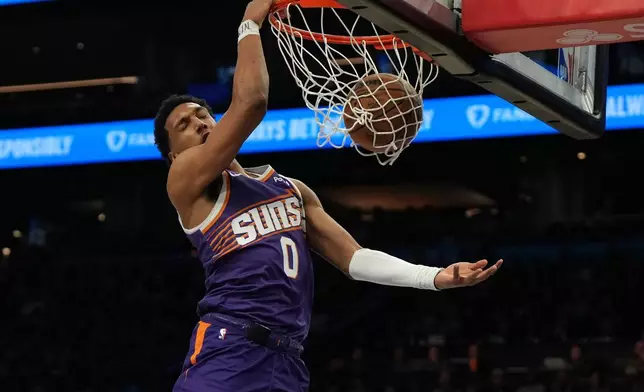 鳳凰城太陽前鋒賴恩鄧恩在2026年3月23日周日於鳳凰城舉行的一場NBA籃球賽上半場，對陣多倫多速龍時入樽。 (美聯社圖片/Rick Scuteri) AP圖片