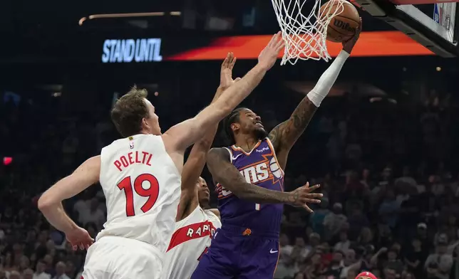 鳳凰城太陽後衛謝倫格連（4號）在2026年3月23日周日於鳳凰城舉行的一場NBA籃球賽上半場，運球突破多倫多速龍中鋒雅各布普爾特爾。 (美聯社圖片/Rick Scuteri) AP圖片