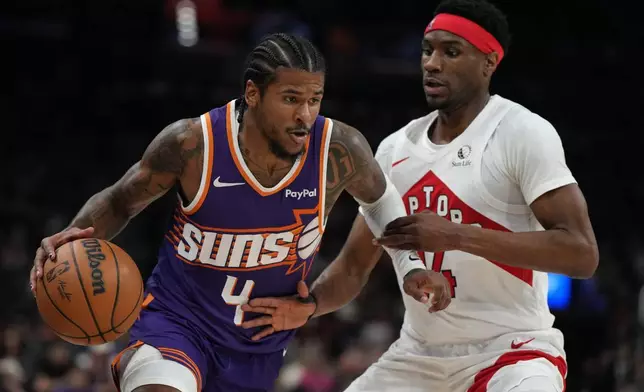 鳳凰城太陽後衛謝倫格連（4號）在2026年3月23日周日於鳳凰城舉行的一場NBA籃球賽上半場，運球突破多倫多速龍後衛積高比禾達。 (美聯社圖片/Rick Scuteri) AP圖片