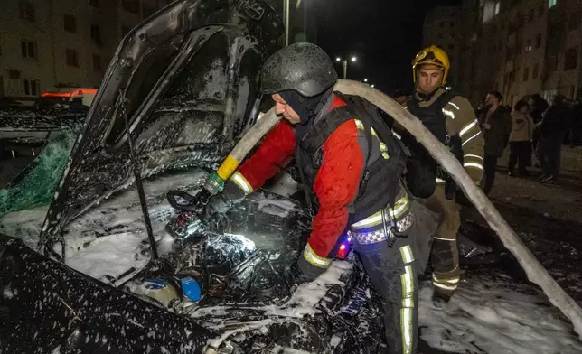 烏克蘭哈爾科夫遭俄羅斯無人機襲擊後，救援人員在住宅區撲滅火災。 AP圖片