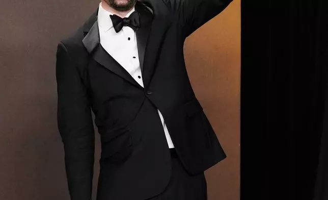 安迪祖根遜（Andy Jurgensen）憑《一戰再戰》奪得最佳剪接獎，於2026年3月15日周日，在洛杉磯杜比劇院的奧斯卡頒獎禮新聞室內擺拍。 AP圖片