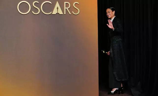 奧圖姆杜拉德阿卡帕（Autumn Durald Arkapaw）於2026年3月15日周日，在洛杉磯杜比劇院舉行的奧斯卡金像獎頒獎禮上，憑《罪人》獲頒最佳攝影獎後，在記者室留影。AP圖片