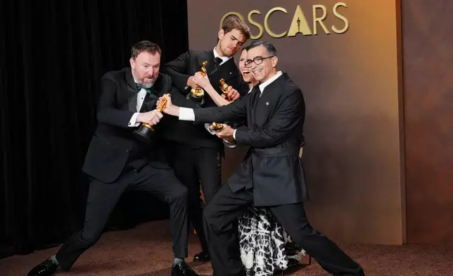 積克皮亞特（Jack Piatt，最左）和森A戴維斯（Sam A. Davis，左中）憑《歌者》（The Singers）奪得最佳真人短片獎，娜塔莉穆斯塔塔（Natalie Musteata，右中）和亞歷山大辛格（Alexandre Singh，最右）則憑《二人唾液交流》（Two People Exchanging Saliva）奪得最佳真人短片獎。兩部作品在該獎項中打成平手，攝於2026年3月15日周日，洛杉磯杜比劇院舉行的奧斯卡頒獎禮後的新聞發布室。 AP圖片