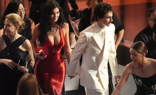 凱莉詹娜（Kylie Jenner，左）與添麥菲查洛美（Timothee Chalamet）於2026年3月15日（周日），在洛杉磯杜比劇院舉行的奧斯卡金像獎頒獎禮前，現身觀眾席。AP圖片