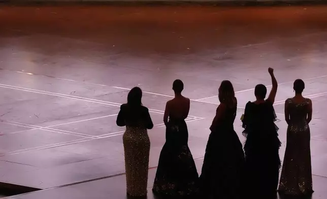 左起：麥卡錫（Melissa McCarthy）、拜恩（Rose Byrne）、韋格（Kristen Wiig）、魯道夫（Maya Rudolph）及甘珀（Ellie Kemper），周日（2026年3月15日）在洛杉磯杜比劇院舉行的奧斯卡金像獎頒獎禮上，頒發最佳原創配樂獎。 AP圖片