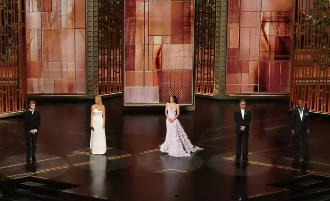 保羅麥斯卡（Paul Mescal，最左起）、桂莉芙柏德露（Gwyneth Paltrow）、蔡斯英菲尼迪（Chase Infiniti）、華格納莫拉（Wagner Moura）及德爾羅伊林多（Delroy Lindo）於2026年3月15日（周日），在洛杉磯杜比劇院舉行的奧斯卡金像獎頒獎禮上，頒發最佳選角獎。 AP圖片