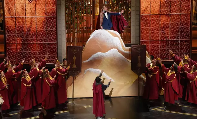 主持康納奧拜恩（上）與祖舒格羅班（Josh Groban）於2026年3月15日周日，在洛杉磯杜比劇院（Dolby Theatre）舉行的奧斯卡金像獎頒獎禮上表演。AP圖片