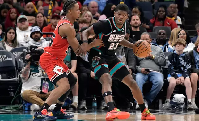 2026年3月28日周六，NBA籃球賽上半場，孟菲斯灰熊前鋒施迪高華（23號）在田納西州孟菲斯持球，對抗芝加哥公牛前鋒艾錫奧高路（35號）。 (美聯社圖片/Brandon Dill) AP圖片