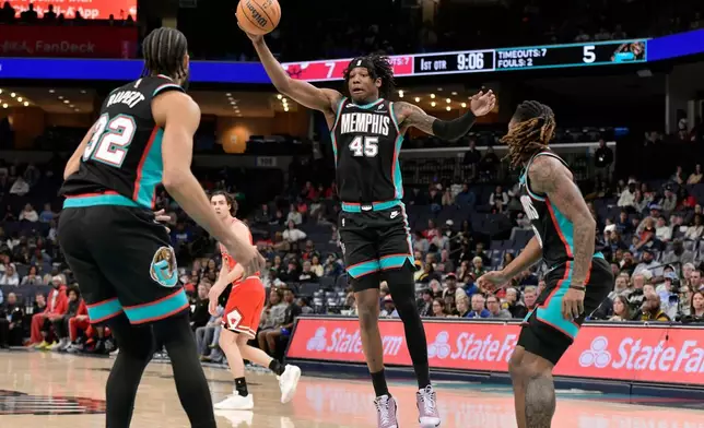 2026年3月28日周六，NBA籃球賽上半場，孟菲斯灰熊前鋒GG積遜二世（45號）在田納西州孟菲斯對陣芝加哥公牛時搶下籃板。 (美聯社圖片/Brandon Dill) AP圖片