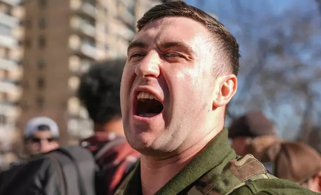 蘭格（Jake Lang）在紐約市長曼達尼（Zohran Mamdani）於2026年3月9日周一舉行新聞發布會後，在瑰西園外示威。(美聯社圖片/Angelina Katsanis) AP圖片