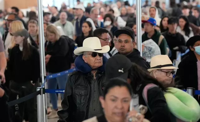 旅客周四（19日）在侯斯頓佐治布殊洲際機場排隊等候安檢。AP圖片