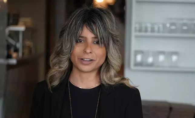 2026年3月19日周四，沙揚·加迪米（Shayan Ghadimi）在巴黎的餐廳內與顧客交談。(美聯社圖片/亞歷山大·特恩布爾) AP圖片