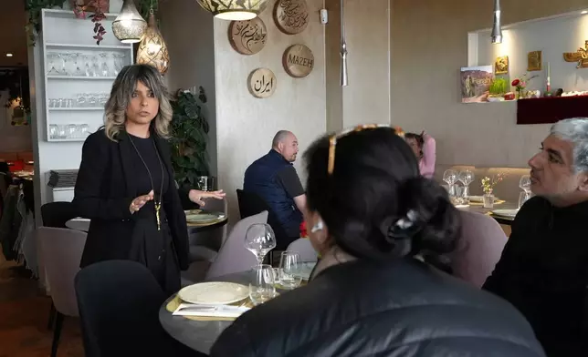 2026年3月19日周四，沙揚·加迪米（Shayan Ghadimi）在巴黎的餐廳內與顧客交談。(美聯社圖片/亞歷山大·特恩布爾) AP圖片