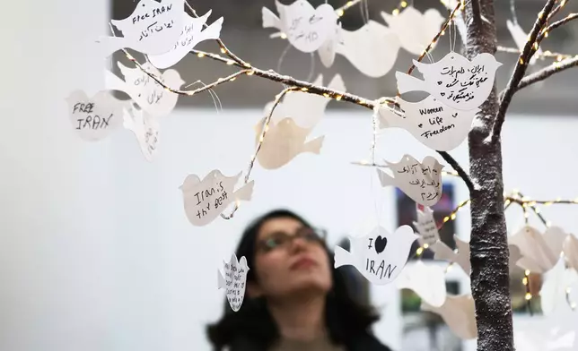 2026年3月14日周六，在紐約的Pomexpo 諾魯茲市集（Pomexpo Norooz Bazaar）上，為即將到來的諾魯茲（伊朗/波斯新年），手寫訊息張貼在一棵樹上，這是為伊朗逝者設立的紀念空間的一部分。(美聯社圖片/希瑟·哈利法) AP圖片