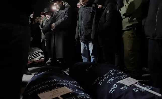 檔案圖片：2026 年 3 月 2 日周一，雅各·比頓（16 歲）及其兩名姐妹阿比蓋爾（15 歲）和莎拉（13 歲）的葬禮在耶路撒冷橄欖山墓地舉行，他們在伊朗導彈襲擊中喪生。(美聯社圖片/Mahmoud Illean，檔案) AP圖片