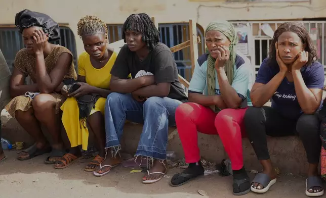 2026年3月30日周一，尼日利亞喬斯北部（Jos North）加里亞瓦耶（Gari Ya Waye）社區遭槍手襲擊後，婦女們哀悼死者。(美聯社圖片/Samson Omale) AP圖片