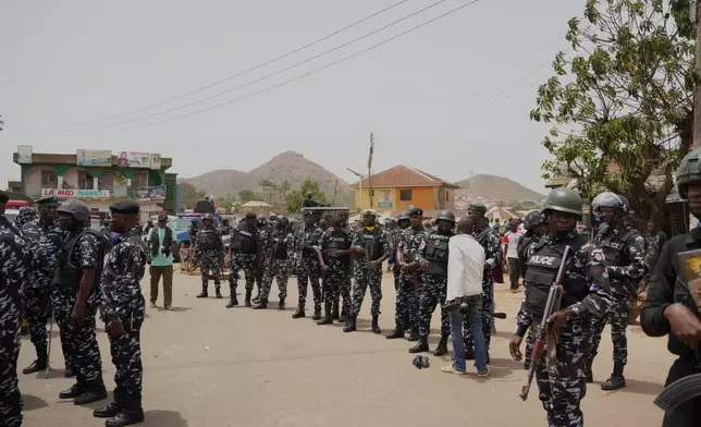 2026年3月30日周一，尼日利亞喬斯北部（Jos North）加里亞瓦耶（Gari Ya Waye）社區周日晚遭槍手襲擊後，警員在現場聚集。(美聯社圖片/Samson Omale) AP圖片