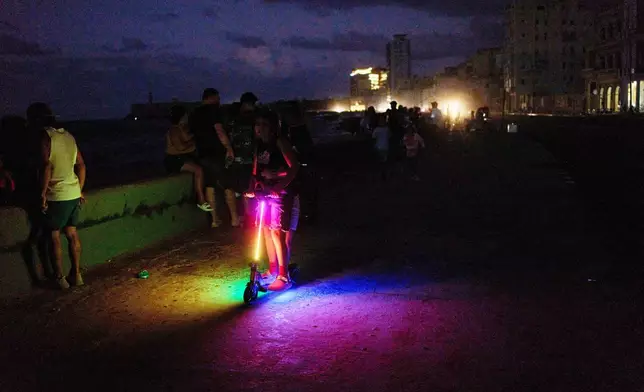 2026年3月21日周六，古巴哈瓦那，民眾在馬雷貢海濱大道上度過停電之夜。(美聯社圖片/Ramon Espinosa) AP圖片