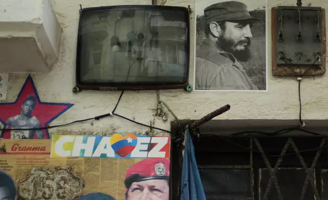 2026年3月17日周二，哈瓦那停電期間，一棟建築物外掛著古巴已故領袖菲德爾·卡斯特羅和委內瑞拉已故領袖烏戈·查韋斯的畫像，旁邊是電線。(美聯社圖片/Ramon Espinosa) AP圖片