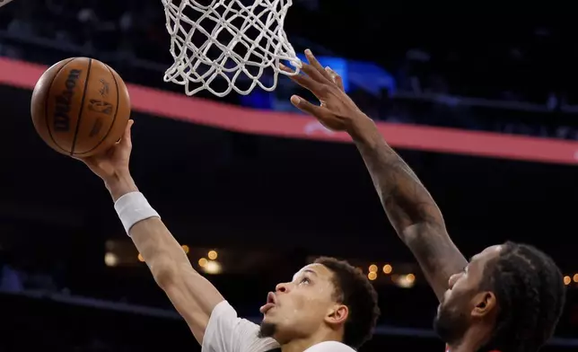 密爾沃基公鹿後衛賴恩路連斯（13號）周一（2026年3月23日）在加州英格爾伍德舉行的NBA籃球賽上半場，在洛杉磯快艇前鋒李安納（2號）防守下運球上籃。(美聯社圖片/Caroline Brehman) AP圖片