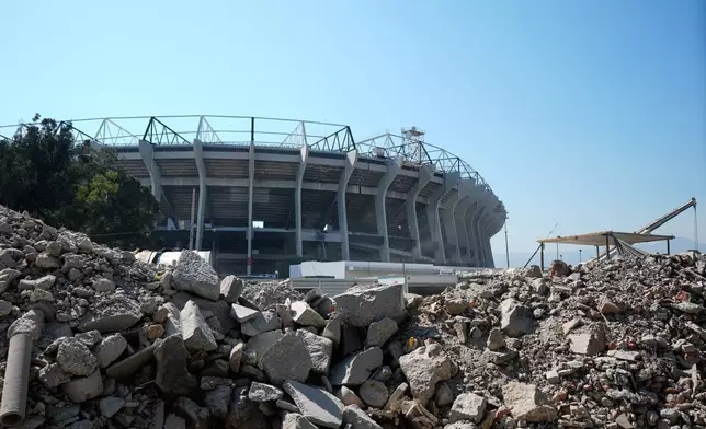 瓦礫堆積在阿茲特克體育場主入口前，距離2026年國際足協世界盃開幕還有100天。攝於周二，2026年3月3日。AP圖片