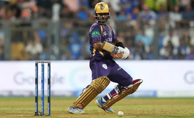 2026年3月29日，印度孟買，加爾各答騎士隊長拉漢尼（Ajinkya Rahane）在印度超級板球聯賽對陣孟買印度人的比賽中擊球。(美聯社圖片/Rafiq Maqbool) AP圖片