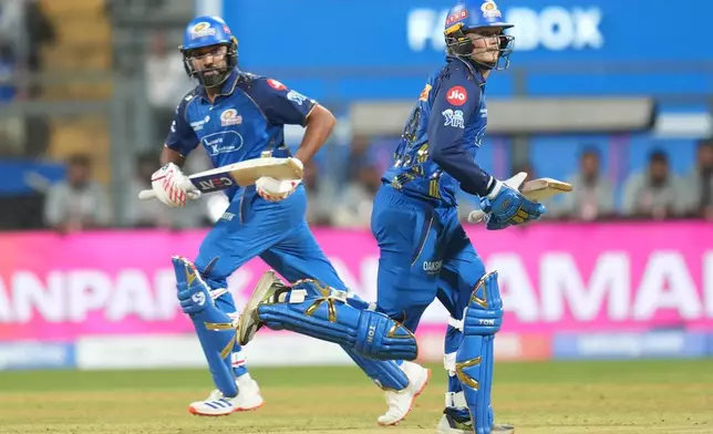 2026年3月29日，印度孟買，孟買印度人球員舒馬（Rohit Sharma）（左）與歷基頓（Ryan Rickelton）在印度超級板球聯賽對陣加爾各答騎士的比賽中跑動。(美聯社圖片/Rafiq Maqbool) AP圖片