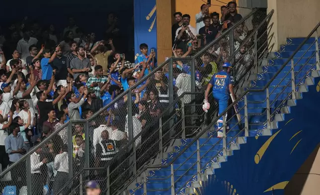 2026年3月29日，印度孟買，孟買印度人球員舒馬（Rohit Sharma）在印度超級板球聯賽對陣加爾各答騎士的比賽中失掉三柱門後走回更衣室。(美聯社圖片/Rafiq Maqbool) AP圖片