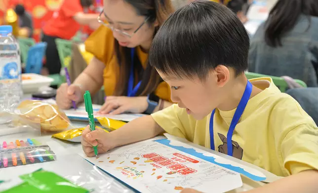 大會更預備了專屬零食盒，讓粉絲發揮創意DIY，為零食盒添加色彩及圖案，現場氣氛相當熱絡