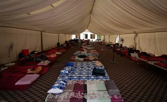 2026年3月7日，周六，在阿聯酋杜拜附近的阿治曼，一名印度商人擁有的農場（現已改建為庇護所）內，帳篷裡為滯留旅客鋪設的床褥。（美聯社圖片/阿爾塔夫·卡德里 Altaf Qadri） AP圖片
