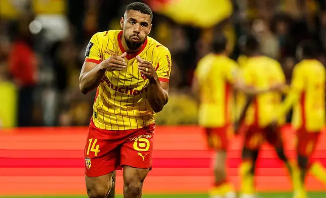 朗斯球員烏度爾（Matthieu Udol）在2026年3月20日周五，法國朗斯舉行的法甲聯賽中入球後慶祝，對陣安格斯。(美聯社圖片/Jean-Francois Badias) AP圖片